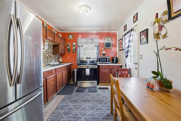 Eat- in kitchen