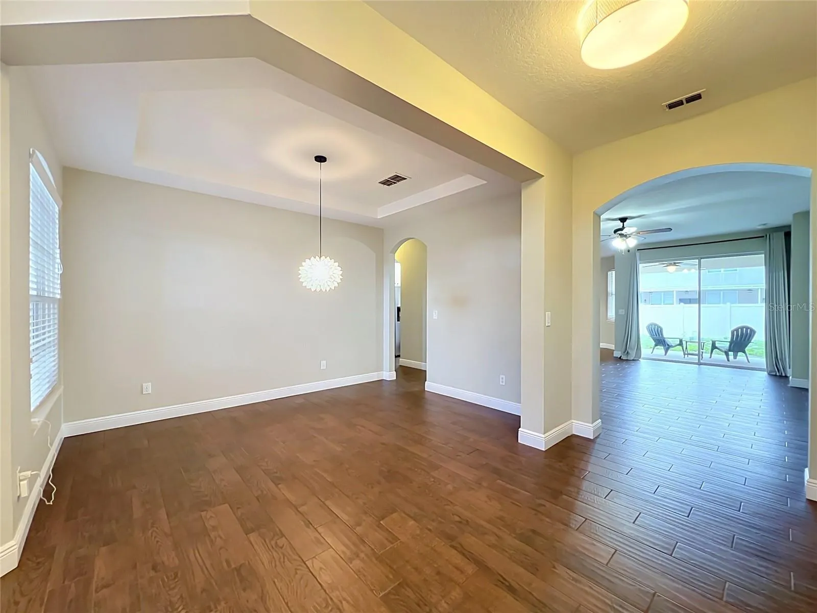 Dining room with tray ceiling