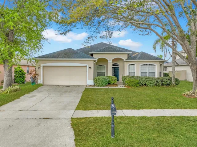 Gated Aloma Woods. Welcome home