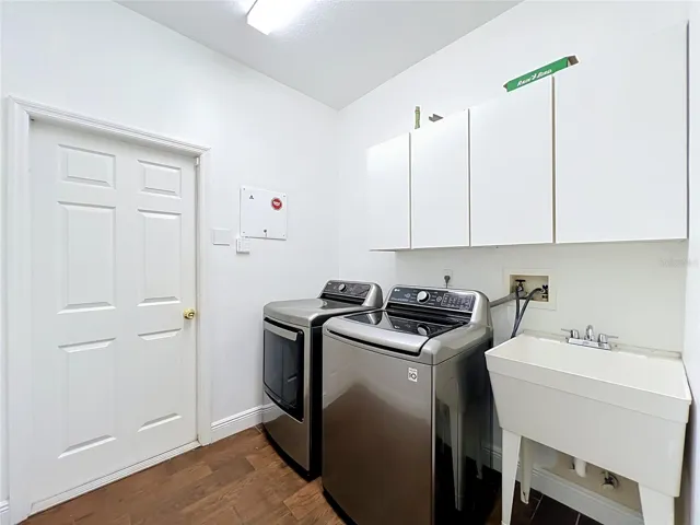 Laundry room with laundry tub