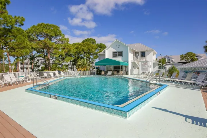 Pool & Clubhouse.