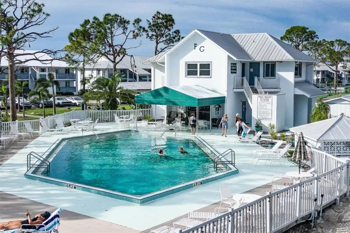 Pool & Clubhouse.