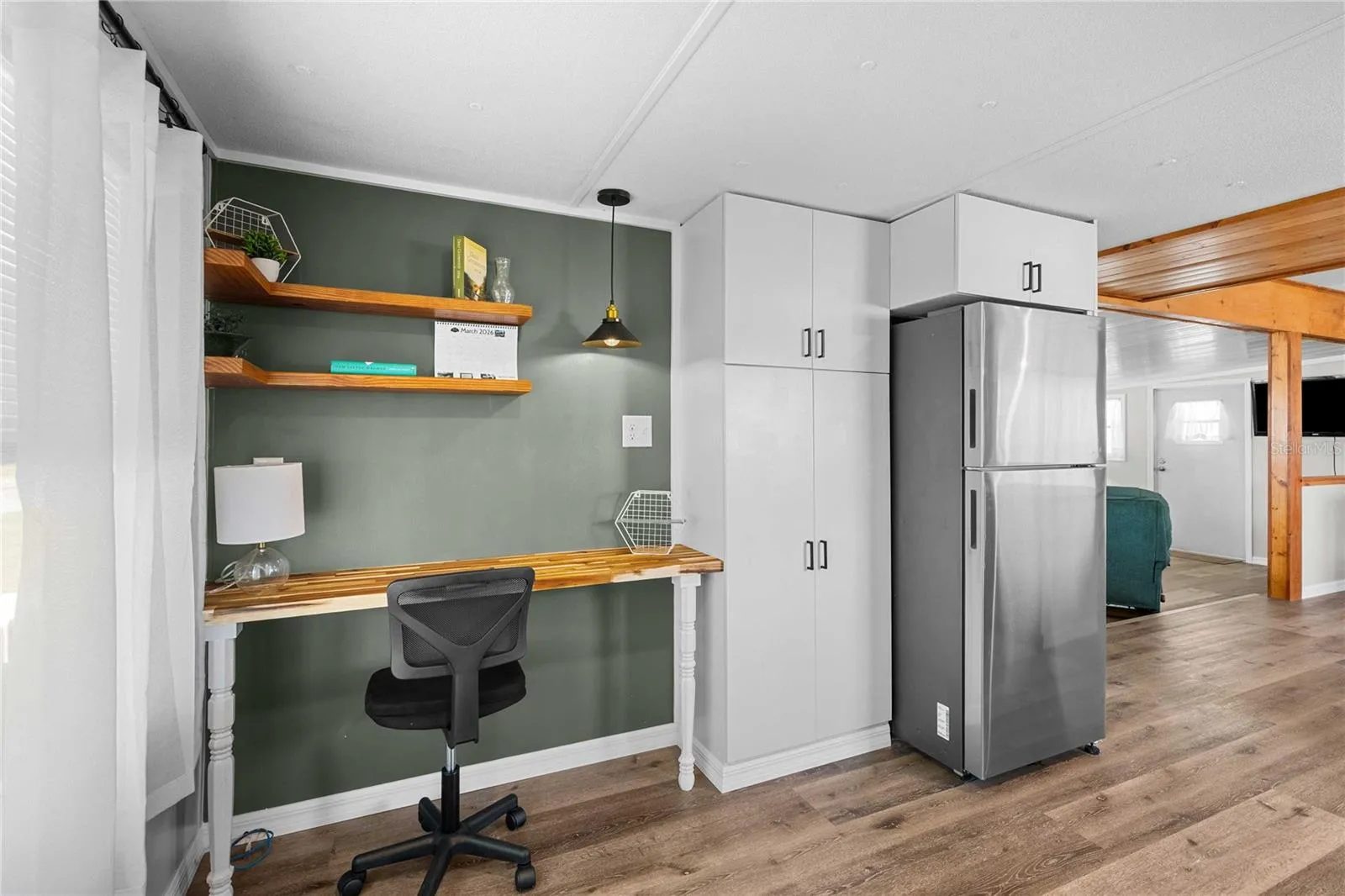 Built-in desk.