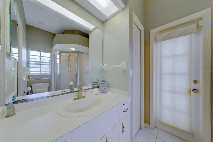 3rd bathroom leading to pool