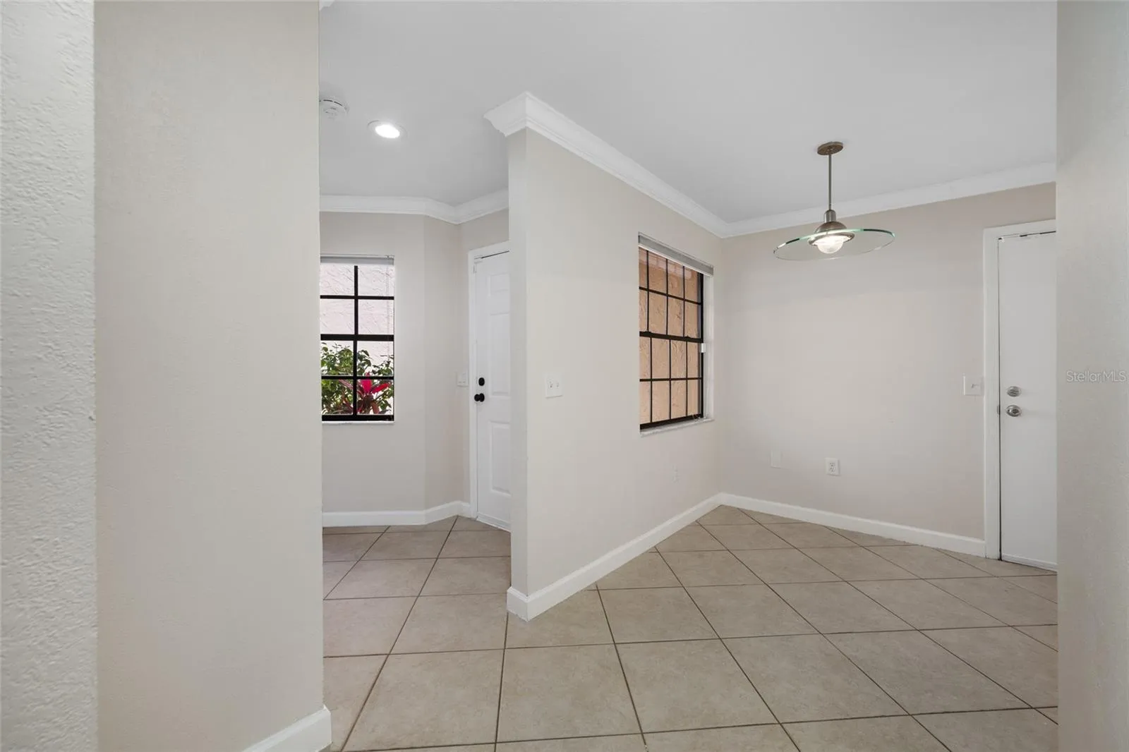 Flex space - Office/den / front door