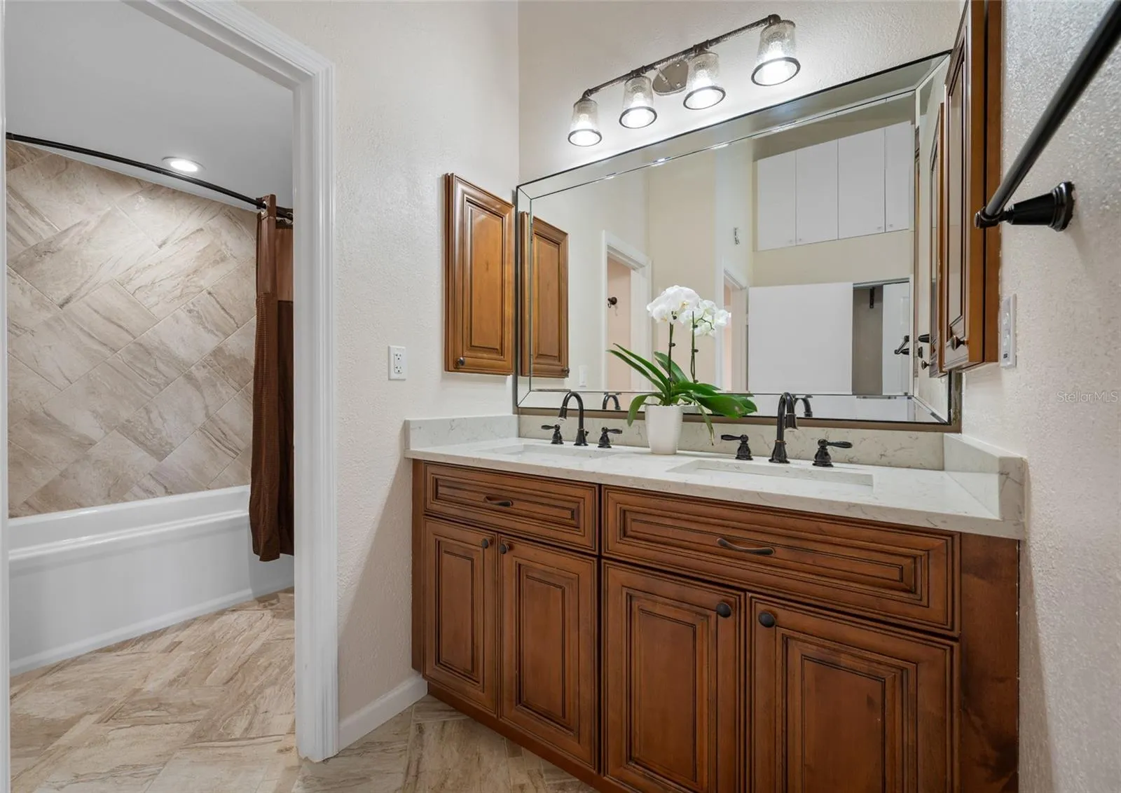 Primary ensuite &amp; double vanities
