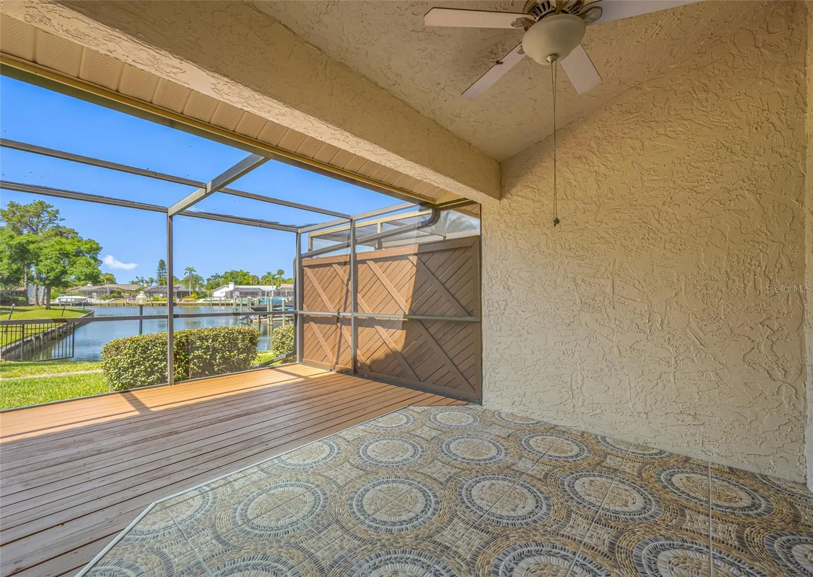Screened deck &amp; patio under cover