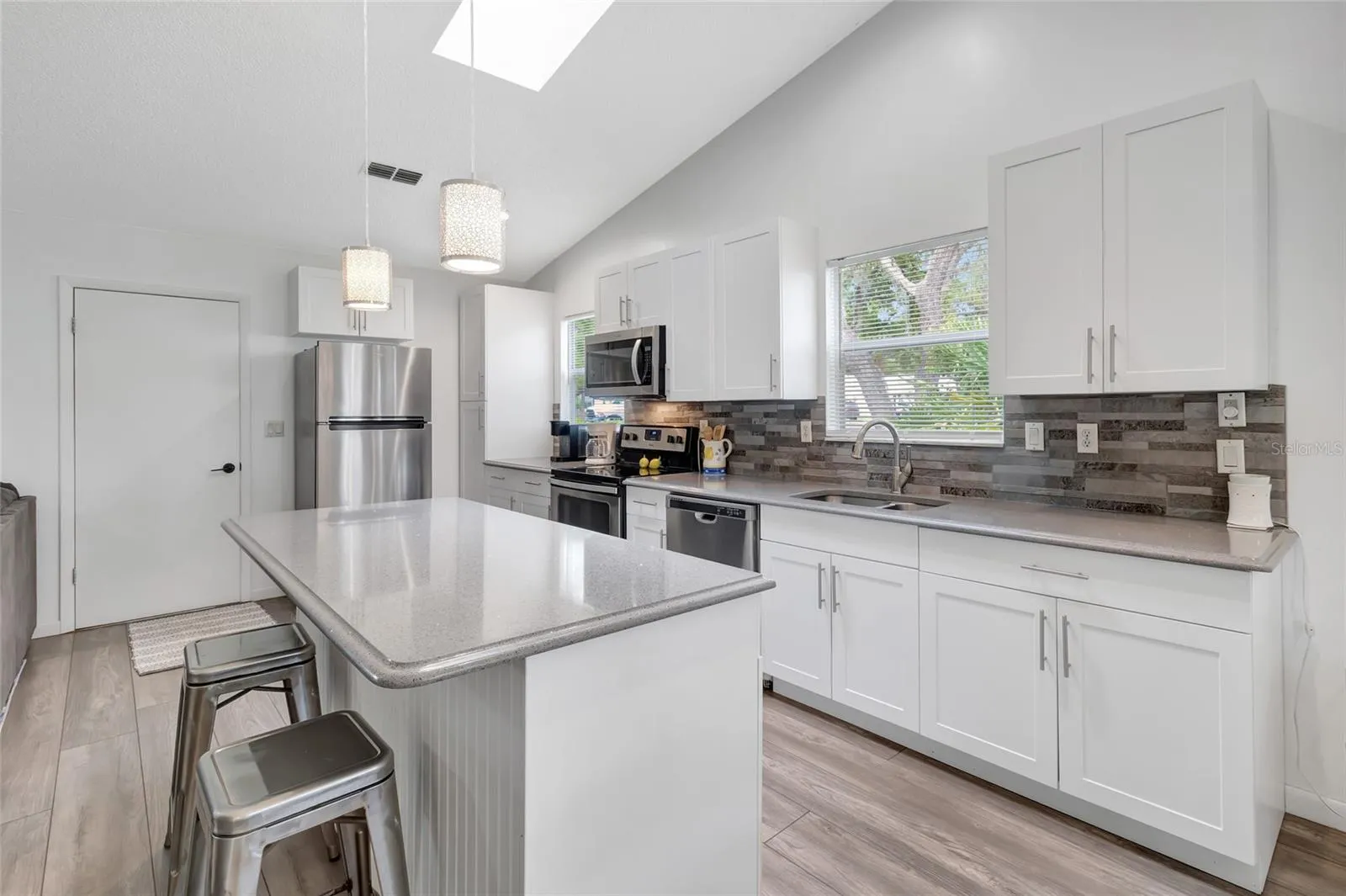 Eat in Breakfast bar to the kitchen
