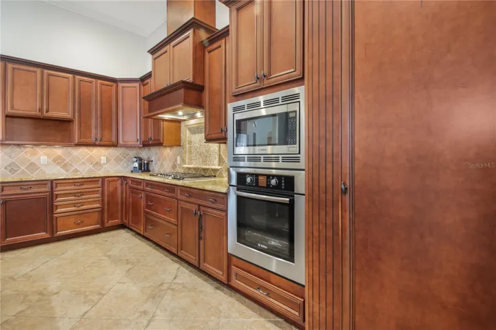 Gas cooking and walk-in pantry