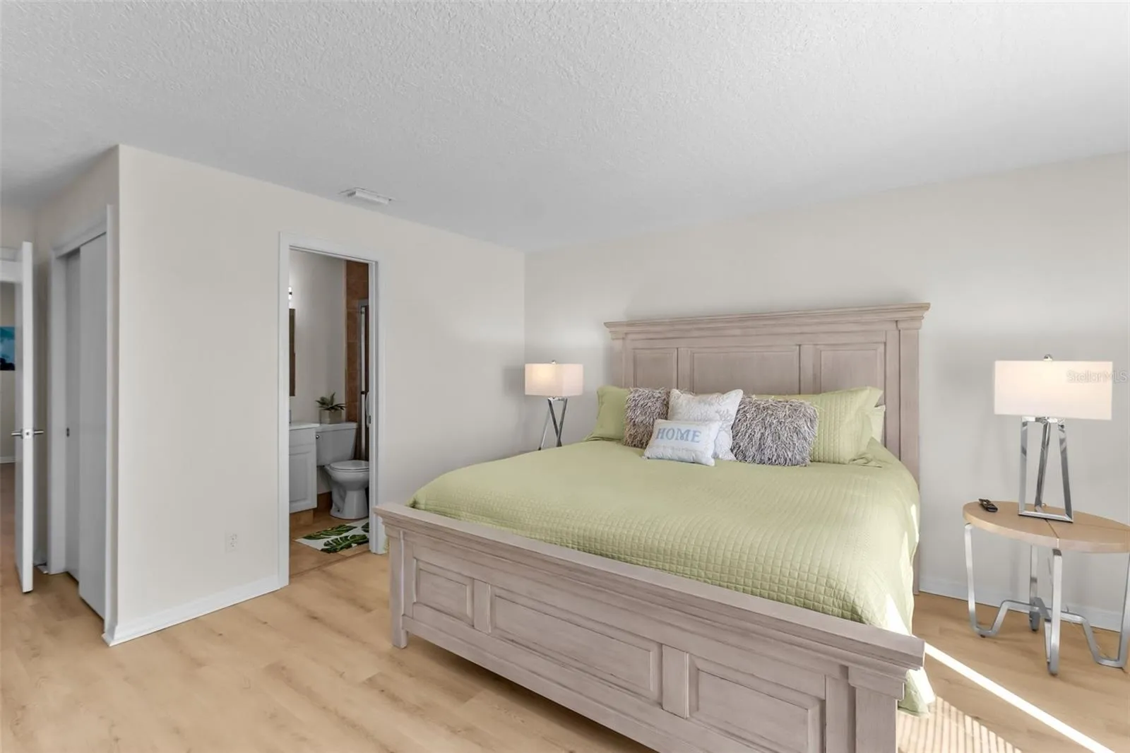 Primary Suite - w/ Ensuite door