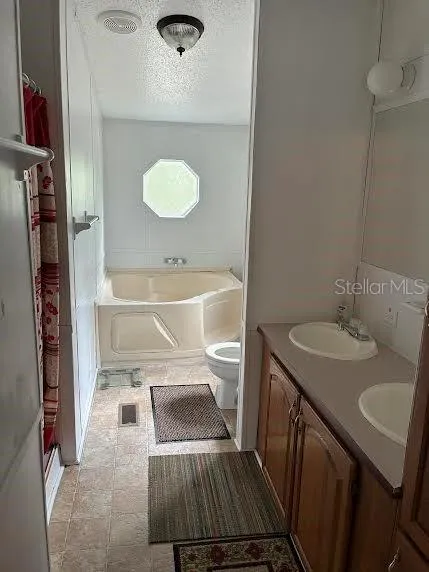 Primary bath with garden tub &amp; 2 sinks