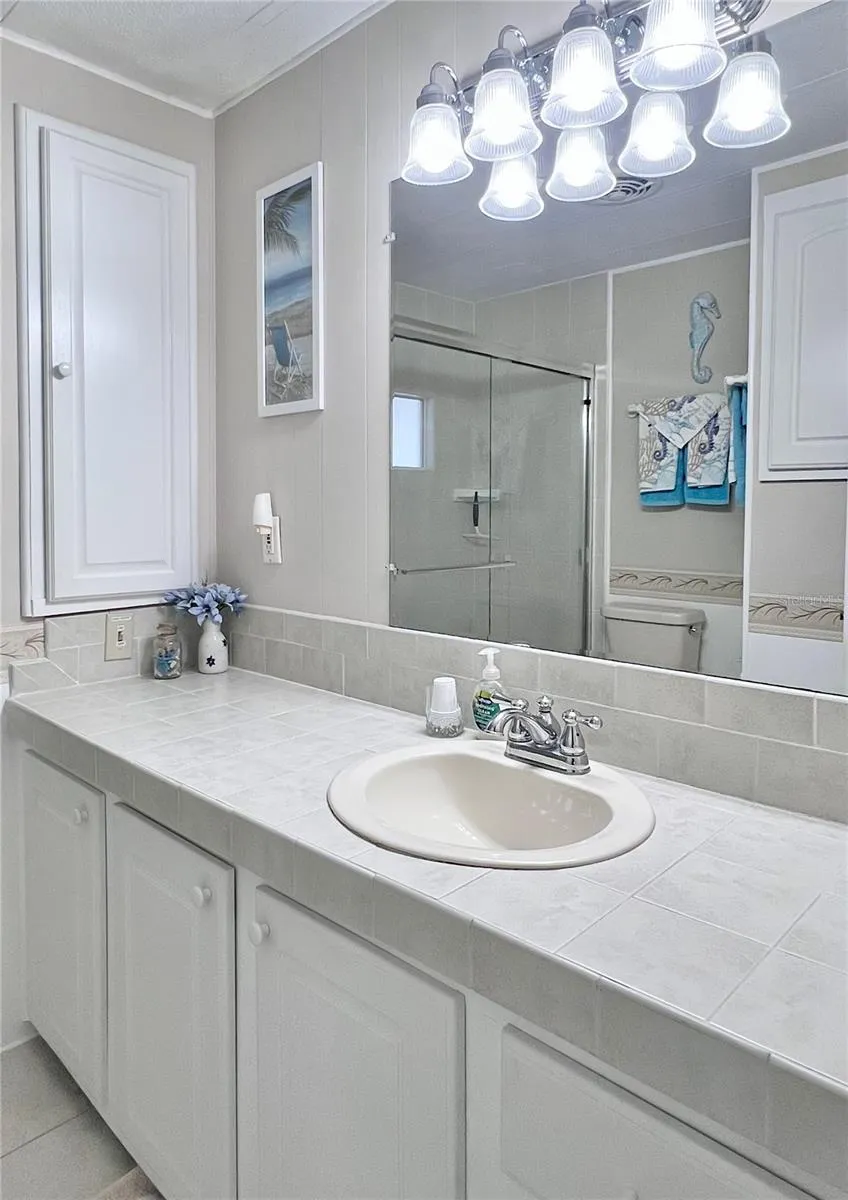 Hallway bathroom between 2nd and 3rd bedrooms