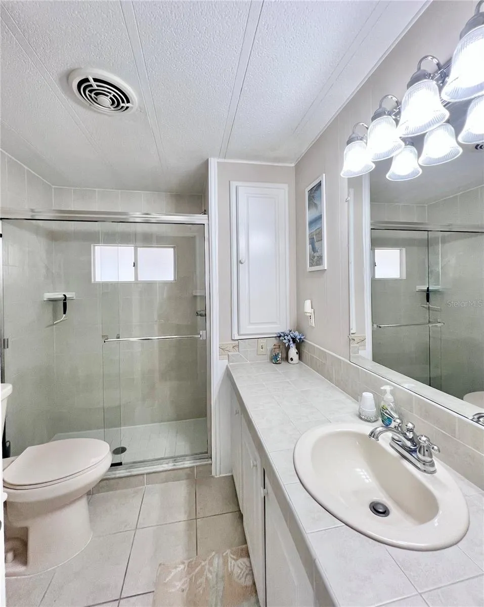 Hallway bathroom between 2nd and 3rd bedrooms