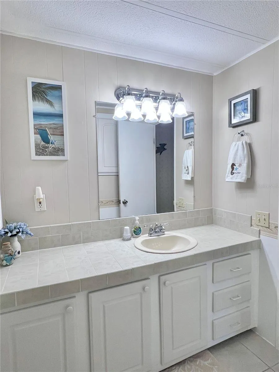 Hallway bathroom between 2nd and 3rd bedrooms