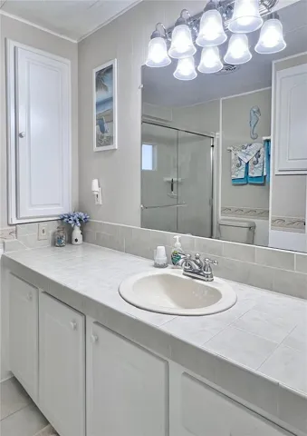 Hallway bathroom between 2nd and 3rd bedrooms