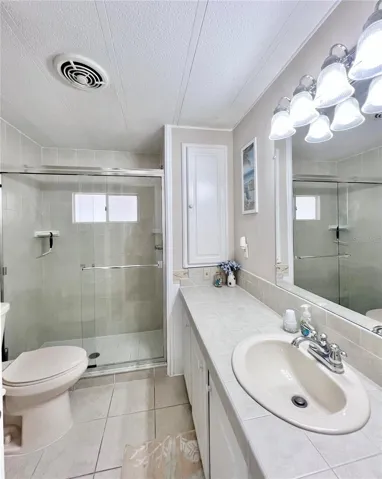Hallway bathroom between 2nd and 3rd bedrooms