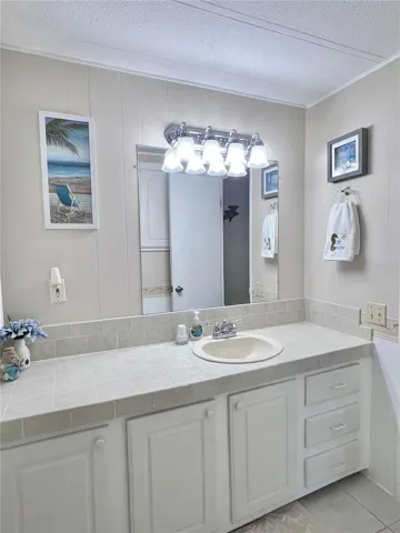 Hallway bathroom between 2nd and 3rd bedrooms