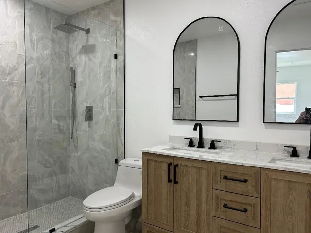 Master en-suite bath