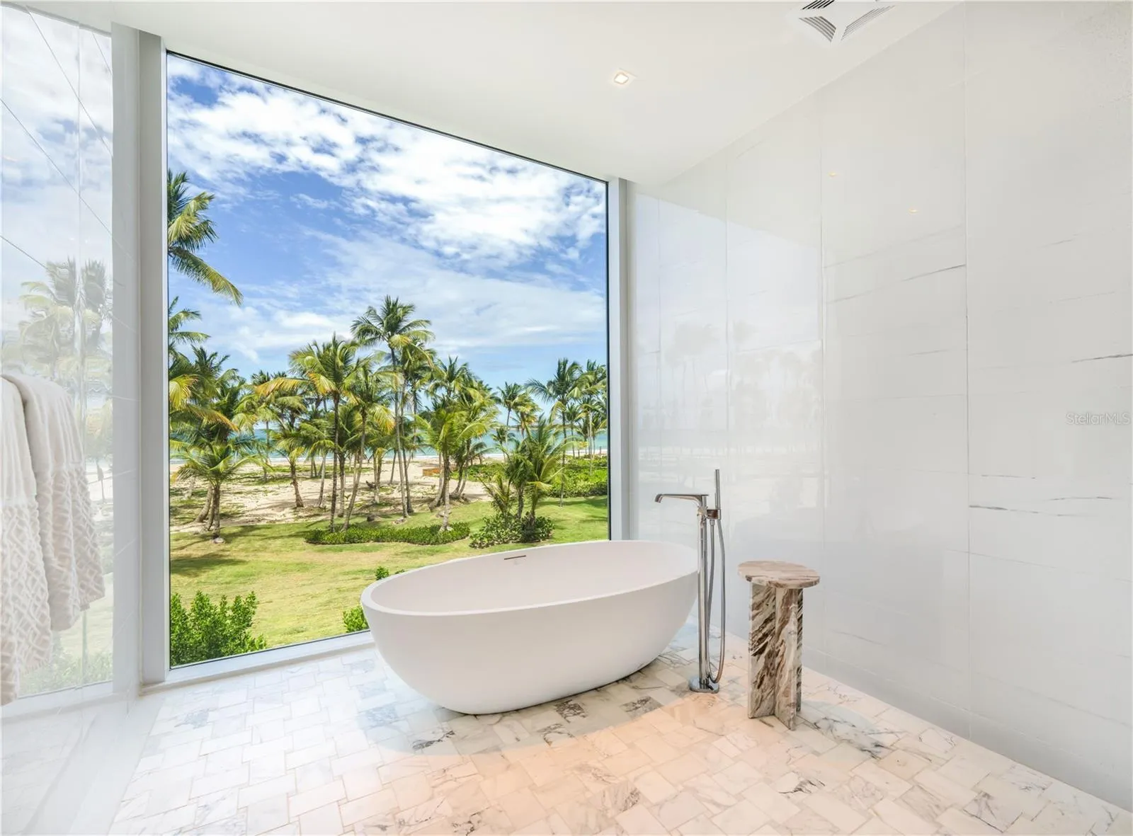 Master Bathroom Bath tub
