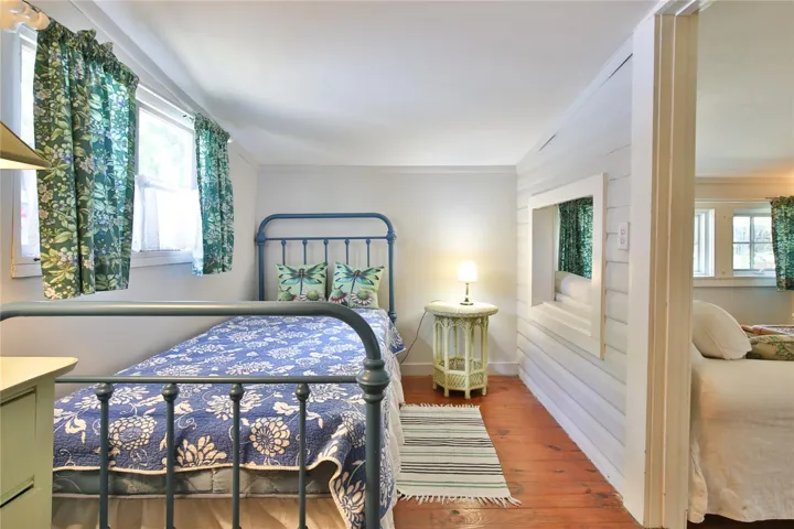 Cottage bedroom alcove