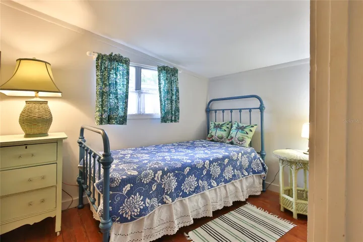 Cottage bedroom alcove