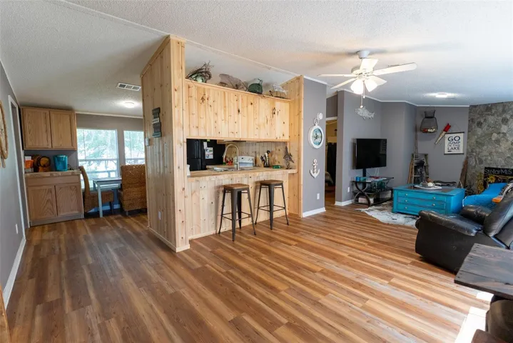SPACIOUS LIVING AREA