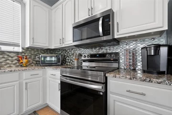 Stainless appliances including convection oven w/built-in air fryer