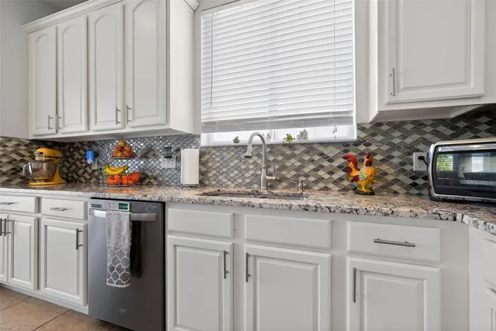 Kitchen w/Granite counters and glass tile backsplash