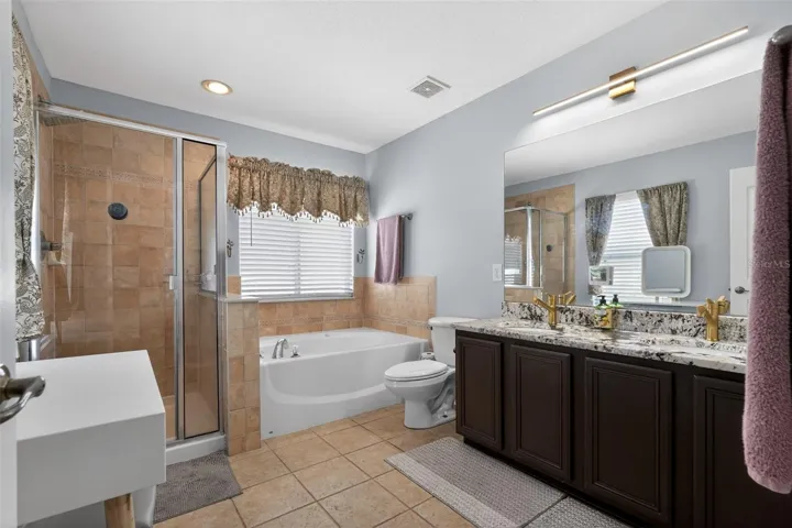 Primary Bath w/dual sinks and granite counters