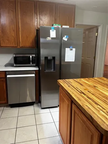 Beautiful butcher-block kitchen island.  All appliances are only 3 years old!