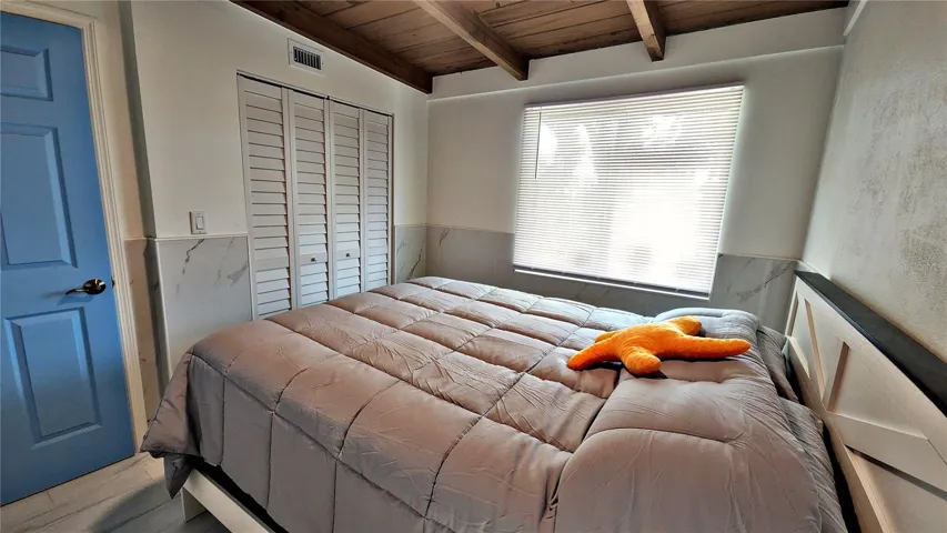 QUEEN SIZE BED WITH LARGE CLOSET POOL SIDE