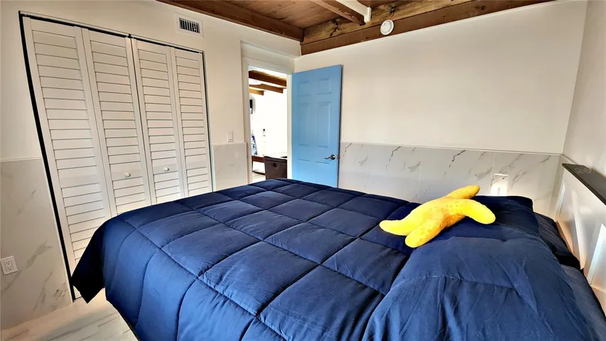 QUEEN SIZE BED FRONT SIDE WITH LARGE CLOSET