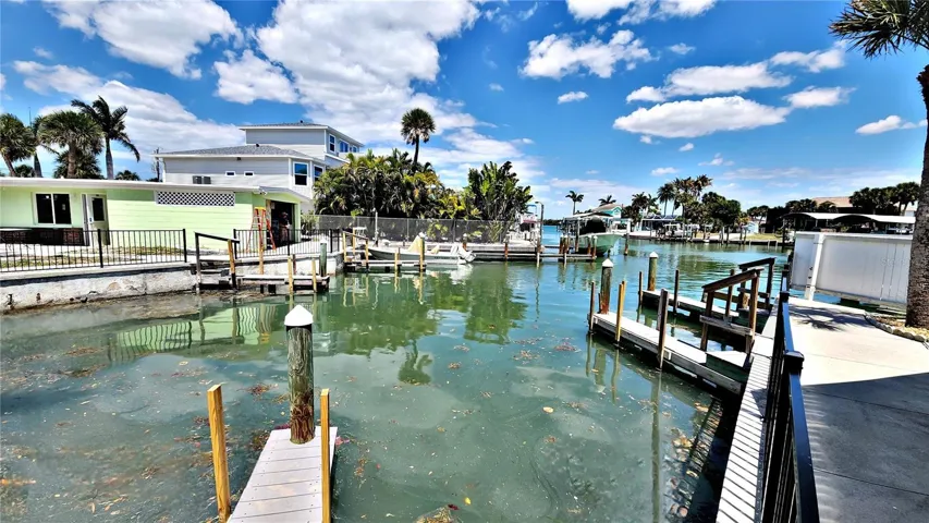 WATER ACCESS. IF YOU RENT A BOAT FROM THE LOCAL VENDORS, YOU CAN COME AND GO AS YOU LIKE FROM YOUR OWN PLACE. JUST STATE THAT YOU WILL WANT TO USE DOCKAGE WHEN RESERVING.