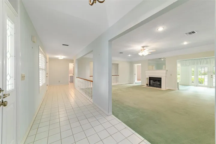 Wide gallery around 2 sides