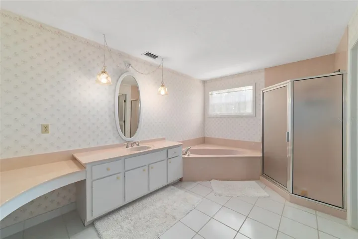 Primary bath w/ tub and separate shower