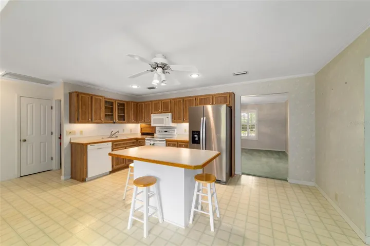 Large kitchen w/ island
