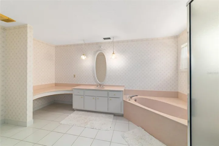 Large primary bath