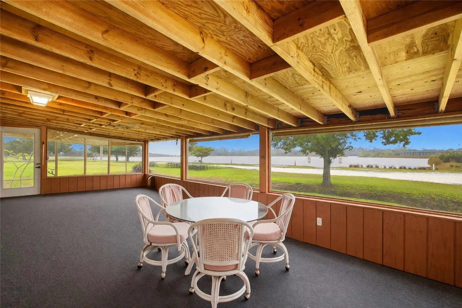Large enclosed lanai lakeview
