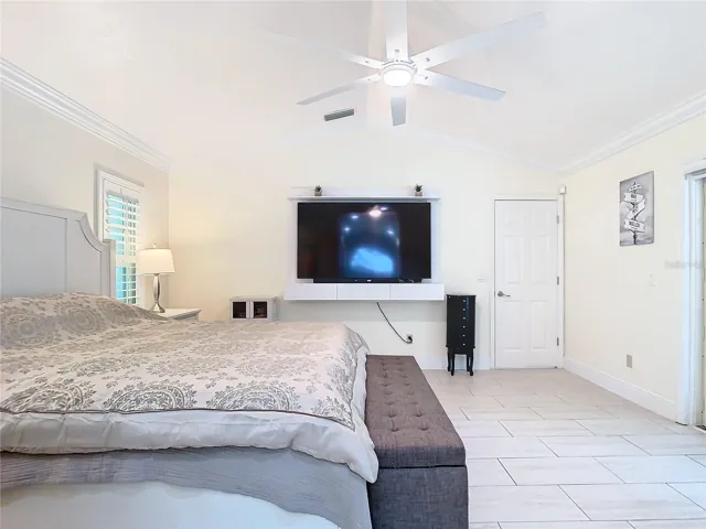 Masterbedroom leads to the Pool area