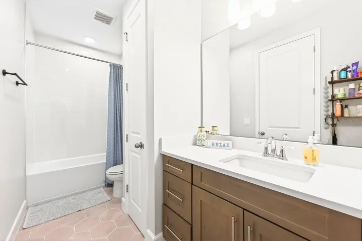 Fourth full/en-suite bath.