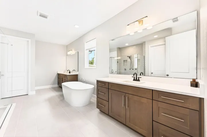 Primary en-suite bath.