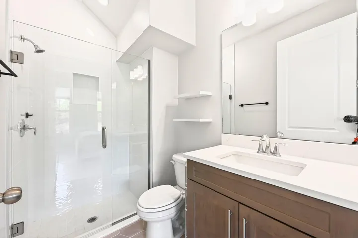 Main floor full en-suite bath.