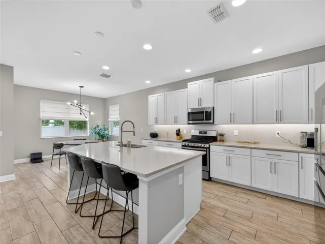 Large Breakfast Bar and Kitchen Island