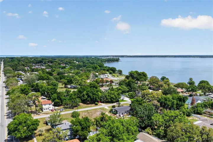 Old Florida Lakefront community