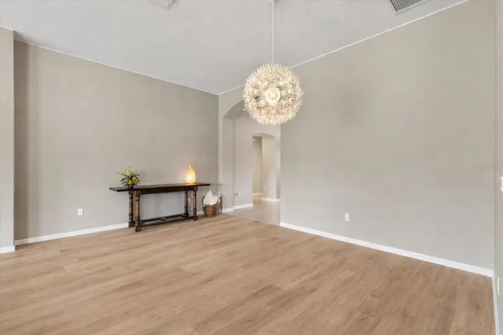 NEW MOHAWK LAMINATE FLOORING-COLOR SANDCASTLE OAK