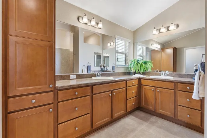 EN-SUITE BATH W/DUAL SINKS