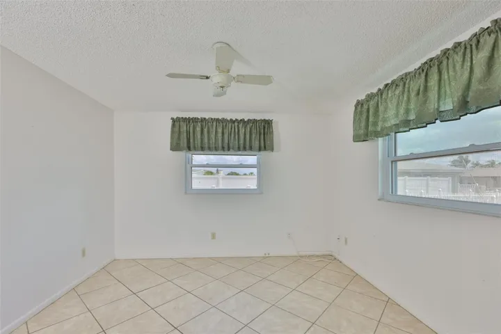 2nd bedroom with ceiling fan