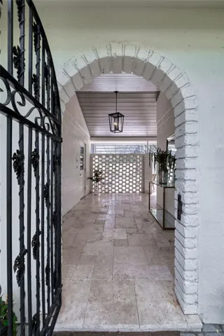 Lockable front gate into breezeway