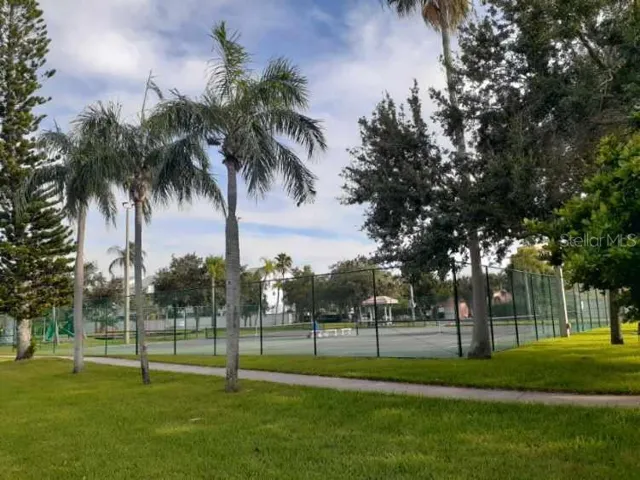Lots of tennis/pickleball courts
