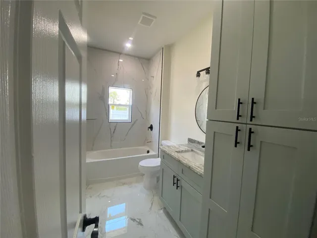 hall bath with tub/shower combo